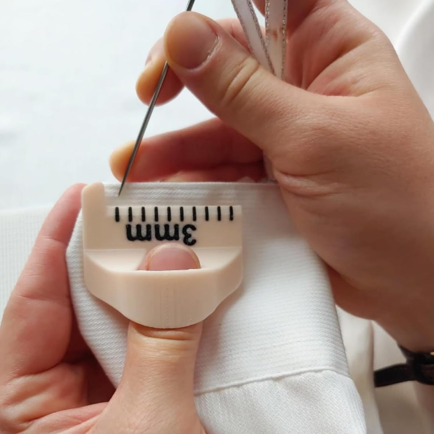 Sewing Finger Ruler for Even Stitches, Magnetic Seam Guide Sewing Kit Supplies Non-Slip Template Mini Measuring Gauge 4mm 3mm 2mm, Quilting Templates Precision Sewing DIY Handmade Sewing Tool (Black)