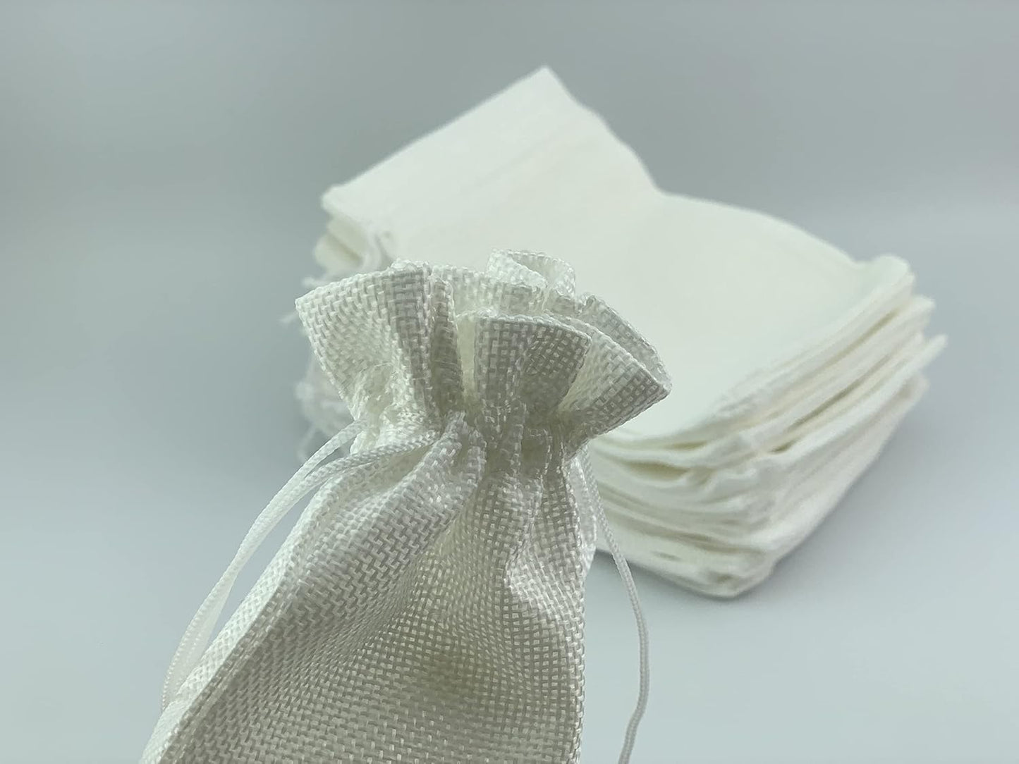 Palmhomee Pack of 25 Burlap Gift Bags with Drawstring Linen Jewelry Pouches Wedding Hessian Jute Bags for Birthday and Treat Pouches Party Wedding Favors Gift (5x7 Inch, White)